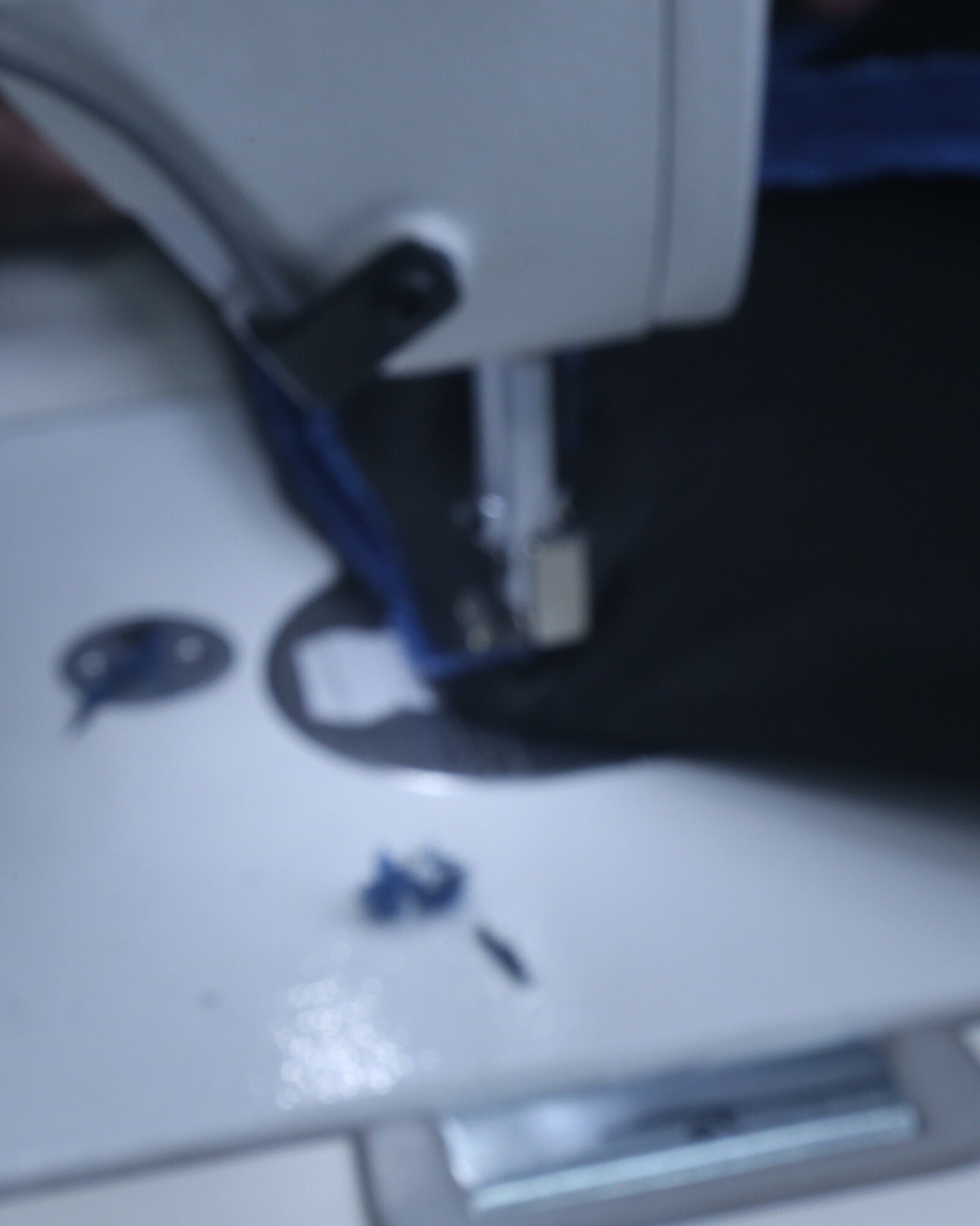 Hands at the sewing machine in the DORI atelier